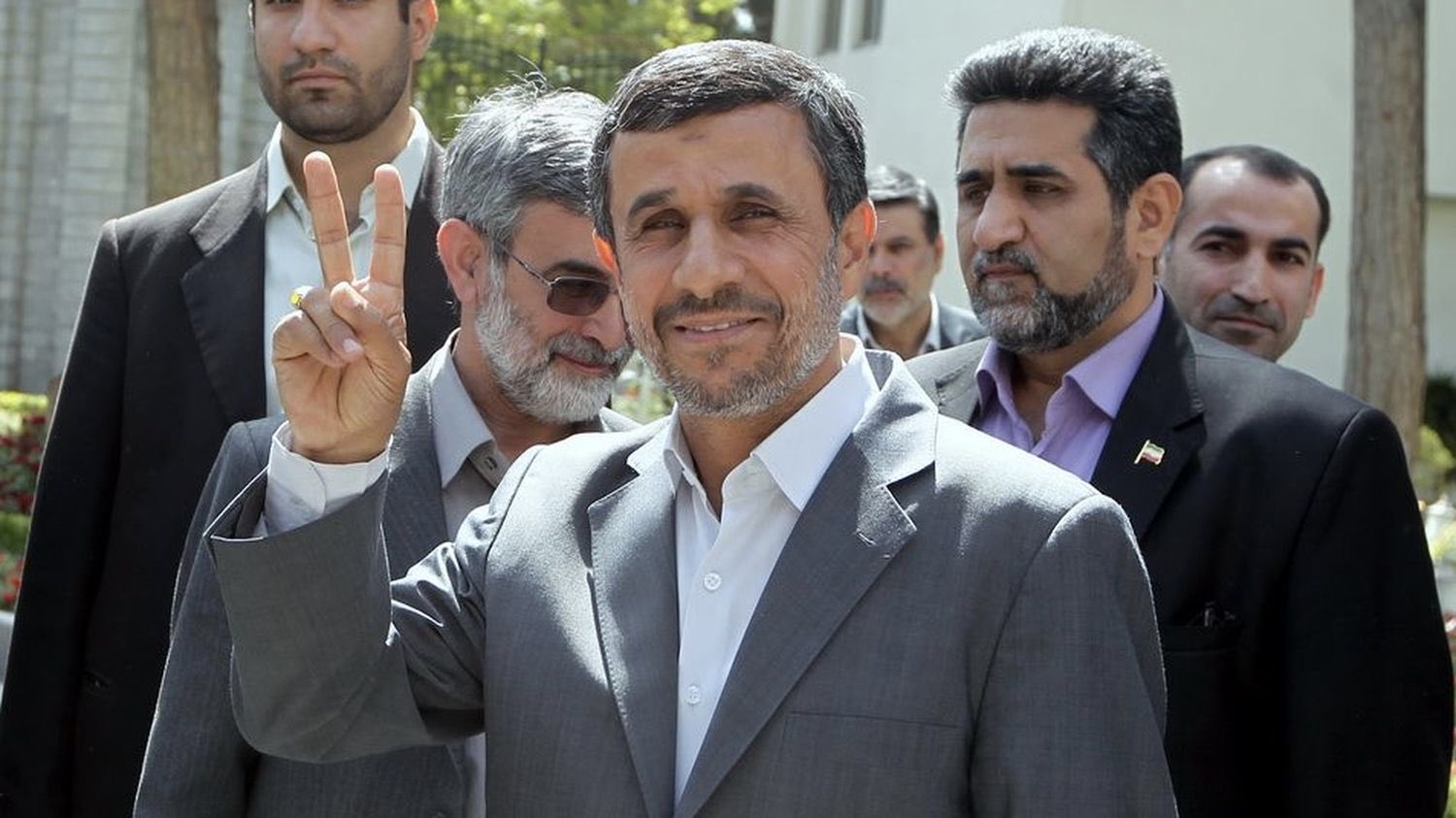 Un fost președinte iranian, aparent vizat de un atac în apropierea locuinței sale, este dat dispărut, stârnind speculații despre o posibilă evadare orchestrată