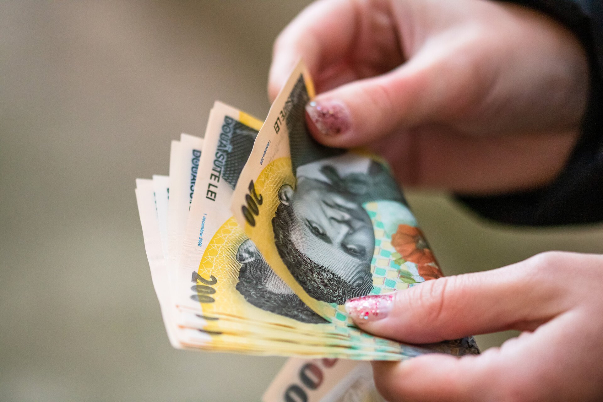 Aproape jumătate dintre români au sau vor un al doilea job