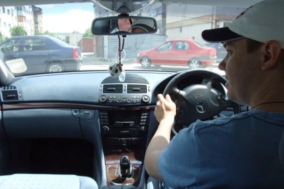 Amenzi masive pentru șoferii cu volan pe dreapta în urma controalelor rutiere Poliția Rutieră a aplicat amenzi unui număr considerabil de șoferi care conduc autovehicule cu volanul pe partea dreaptă, în urma unor controale desfășurate la nivel național