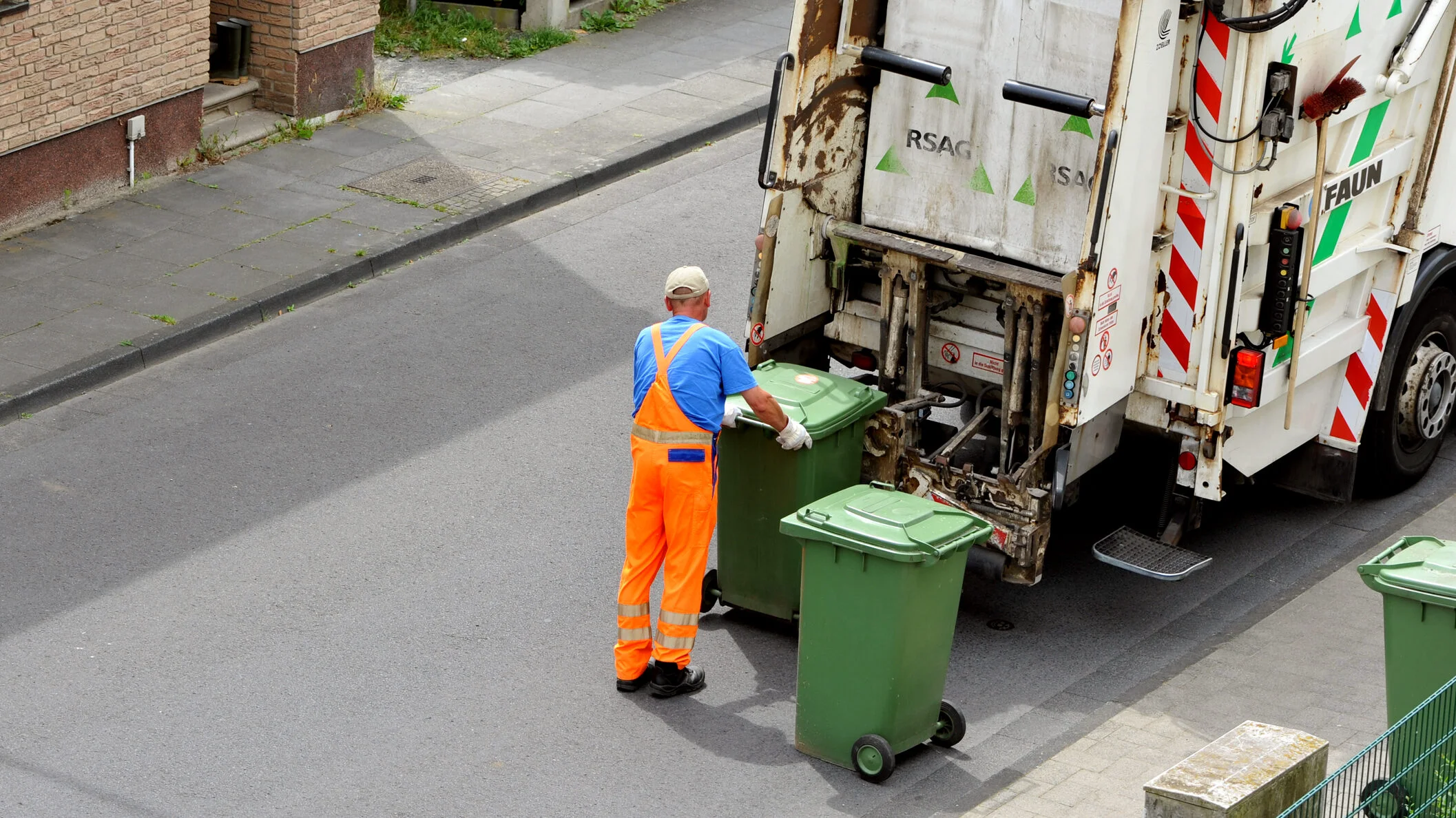 Poliția locală amendează drastic pe cei care aruncă gunoiul