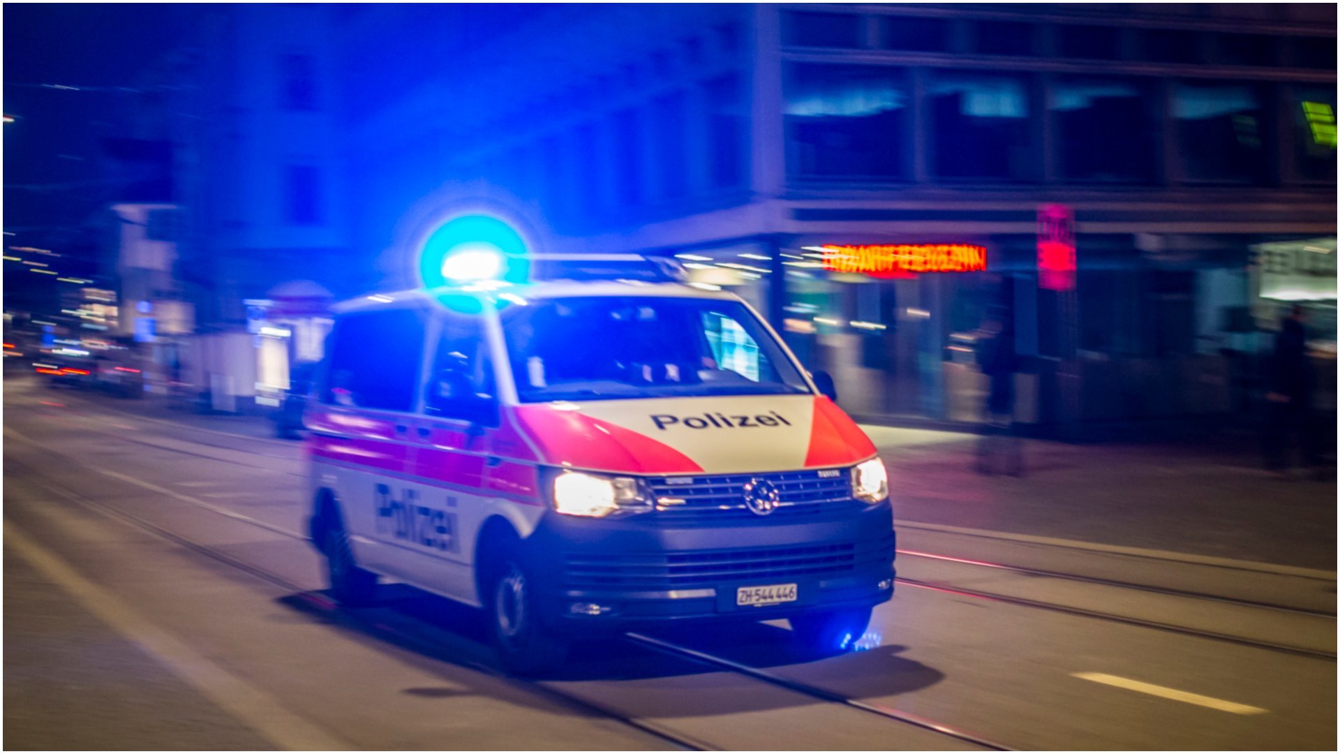 Șase morți și cinci răniți într-un incendiu devastator de autobuz în Elveția Un incendiu de proporții a izbucnit într-un autobuz în vestul Elveției, în apropiere de capitala Berna, soldându-se cu moartea a șase persoane și rănirea altor cinci