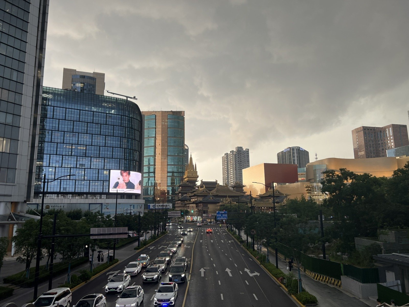 China limitează creșterea prețurilor la combustibili pe fondul tensiunilor din Orientul Mijlociu China va impune un plafon pentru creșterea prețurilor la benzină și motorină, în contextul prelungirii conflictului din Orientul Mijlociu și al majorării prețurilor petrolului pe piața internațională