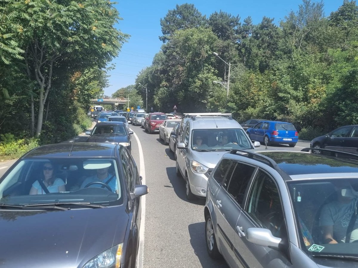 Alternativa Techirghiol: Un drum de 31 de kilometri, blocat în licitații după un deceniu de promisiuni Constanța și sudul litoralului românesc continuă să se confrunte cu probleme majore de infrastructură, în special în timpul sezonului estival