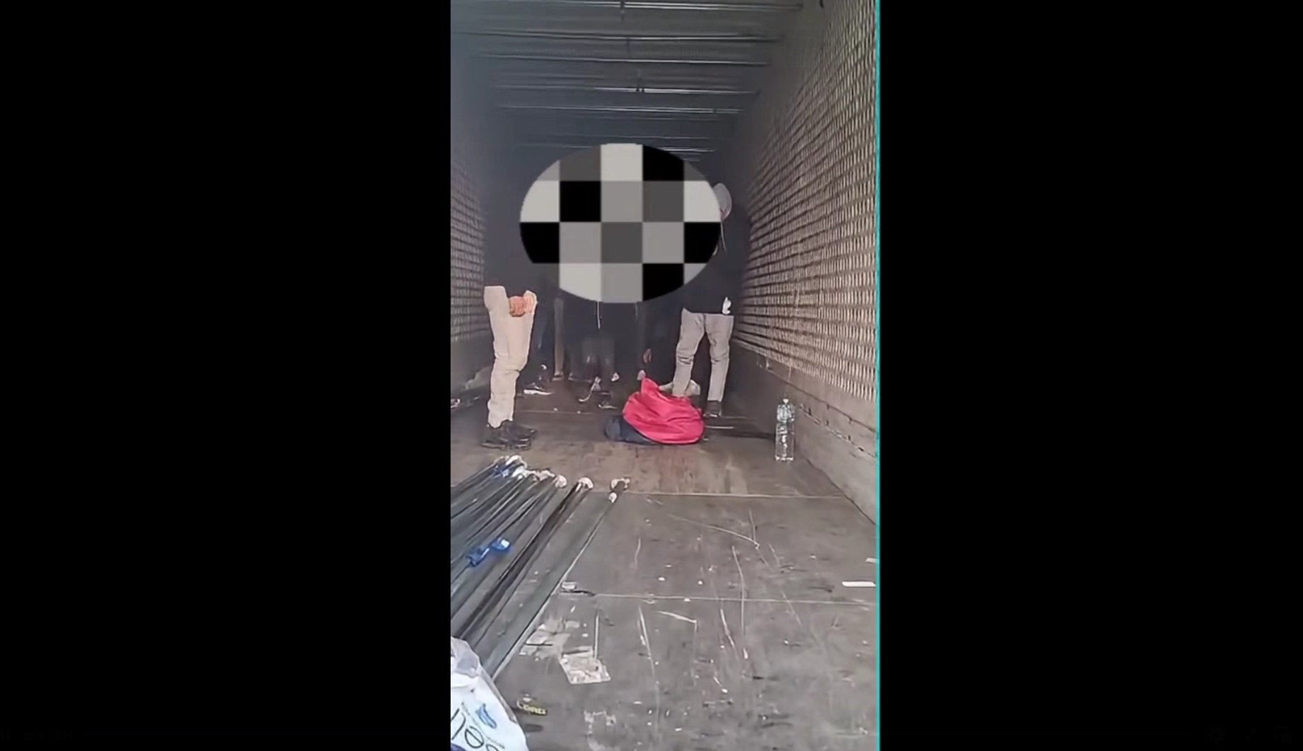 Nouă migranți egipteni descoperiți ascunși într-un camion pe A1 Un adult și opt minori, cetățeni egipteni, au fost găsiți ascunși într-un camion pe Autostrada A1, în apropiere de București, sâmbătă