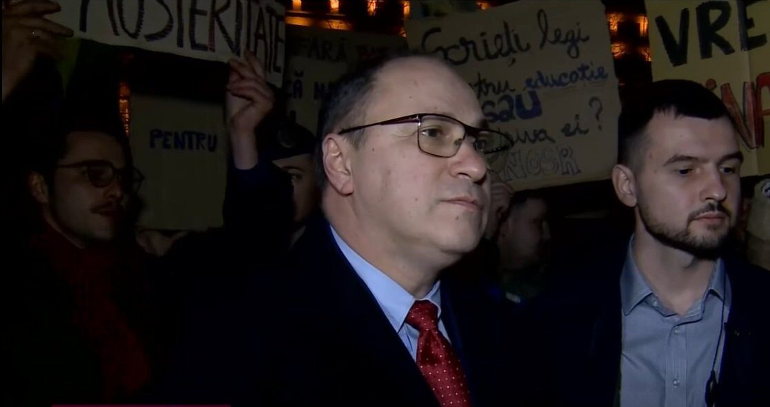 Studenții protestează față de măsurile de austeritate; ministrul Educației a discutat cu manifestanții Alianța Națională a Organizațiilor Studențești din România (ANOSR) a organizat un protest în Piața Victoriei, sâmbătă, pentru a atrage atenția asupra problemelor cu care se confruntă studenții din cauza finanțării deficitare a educației