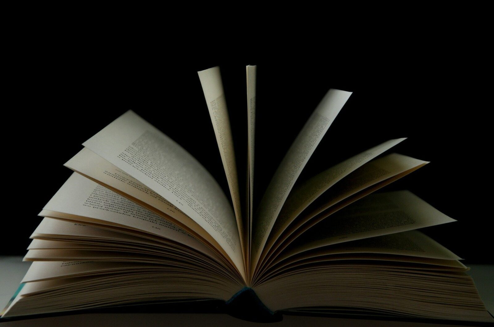 Scriitori celebri protestează față de utilizarea operelor lor de către companiile de inteligență artificială Mii de autori, printre care Kazuo Ishiguro, Philippa Gregory și Richard Osman, au publicat o carte „goală” în semn de protest față de companiile de inteligență artificială (AI) care le utilizează operele fără permisiune