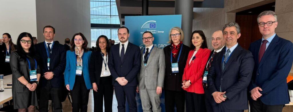 Ministrul Sănătății discută cu BEI despre finanțarea proiectelor majore din sistemul medical Alexandru Rogobete, ministrul Sănătății, s-a întâlnit la Luxemburg cu Ioannis Tsakiris, vicepreședintele Băncii Europene de Investiții (BEI), pentru a discuta despre consolidarea cooperării în vederea finanțării unor proiecte importante din domeniul medical