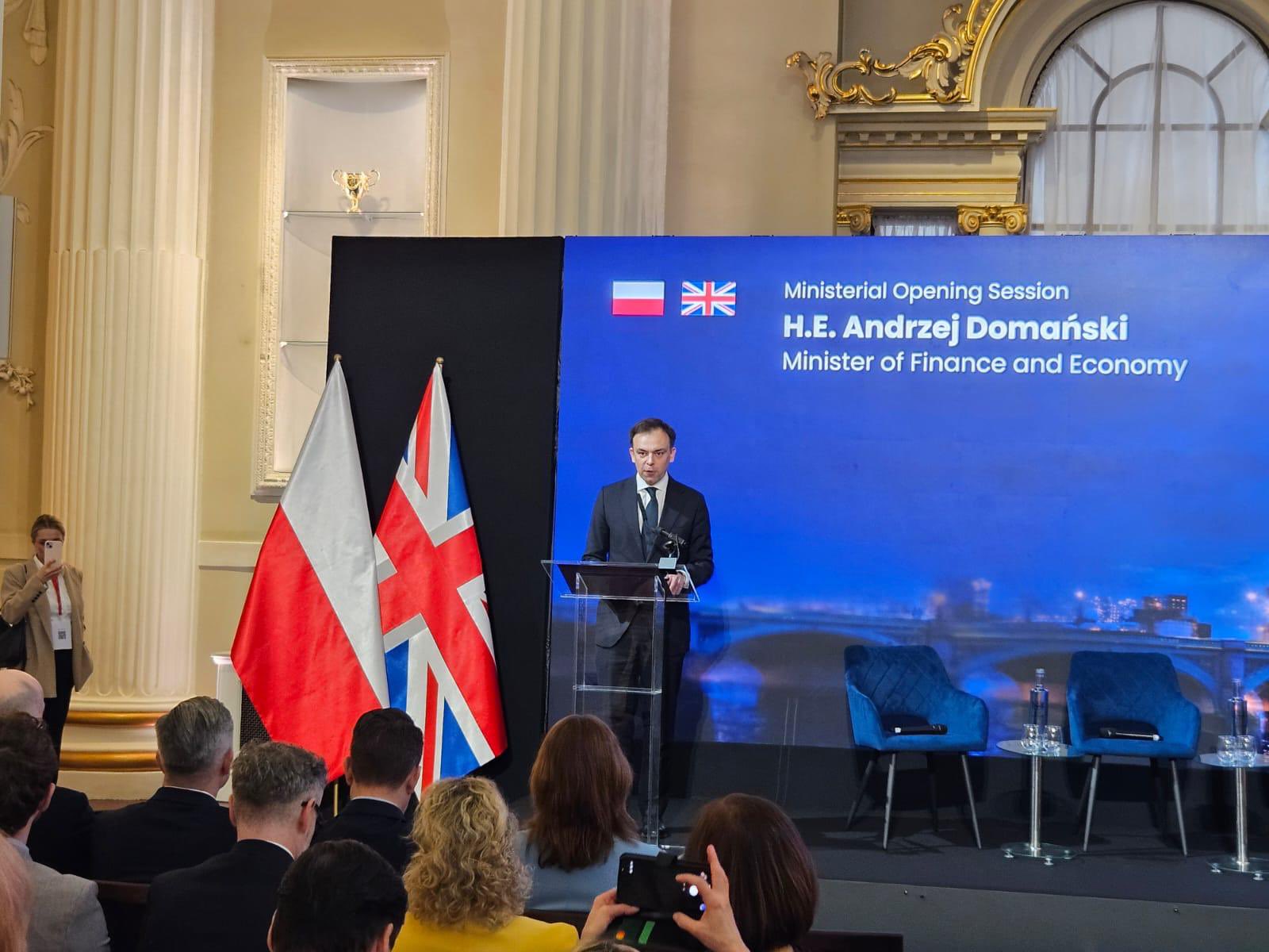 Polonia prioritizează un plan de apărare al UE, dar președintele blochează fondurile Polonia pune accent pe programul european de finanțare a apărării SAFE, considerat vital pentru securitatea națională, în contextul amenințărilor din partea Rusiei și al conflictelor globale