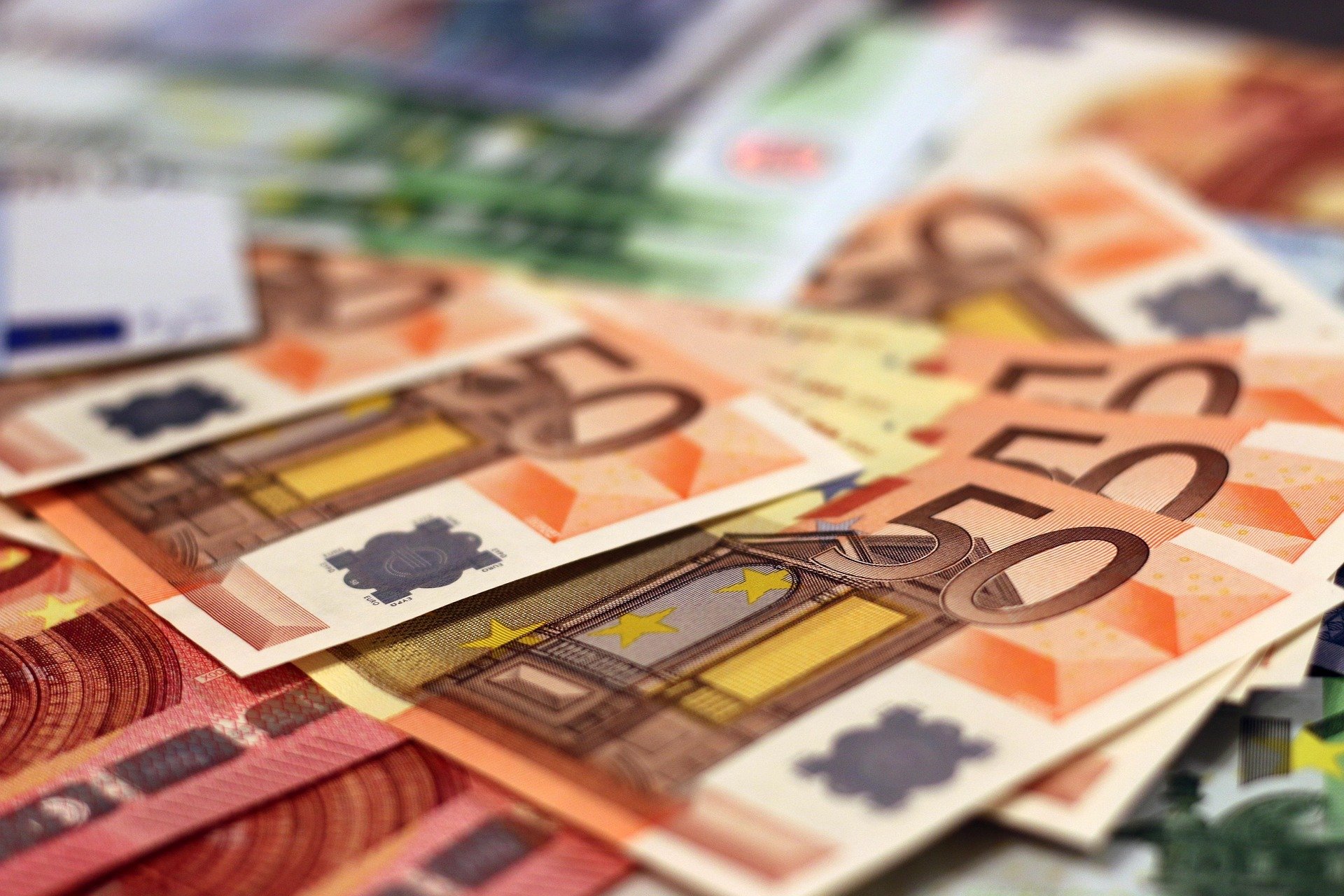 Ploaie de euro pe o șosea din Italia: șoferi adună banii căzuți dintr-un camion Un eveniment neobișnuit a avut loc pe o șosea de centură din apropierea orașului Squinzano, în sudul Italiei