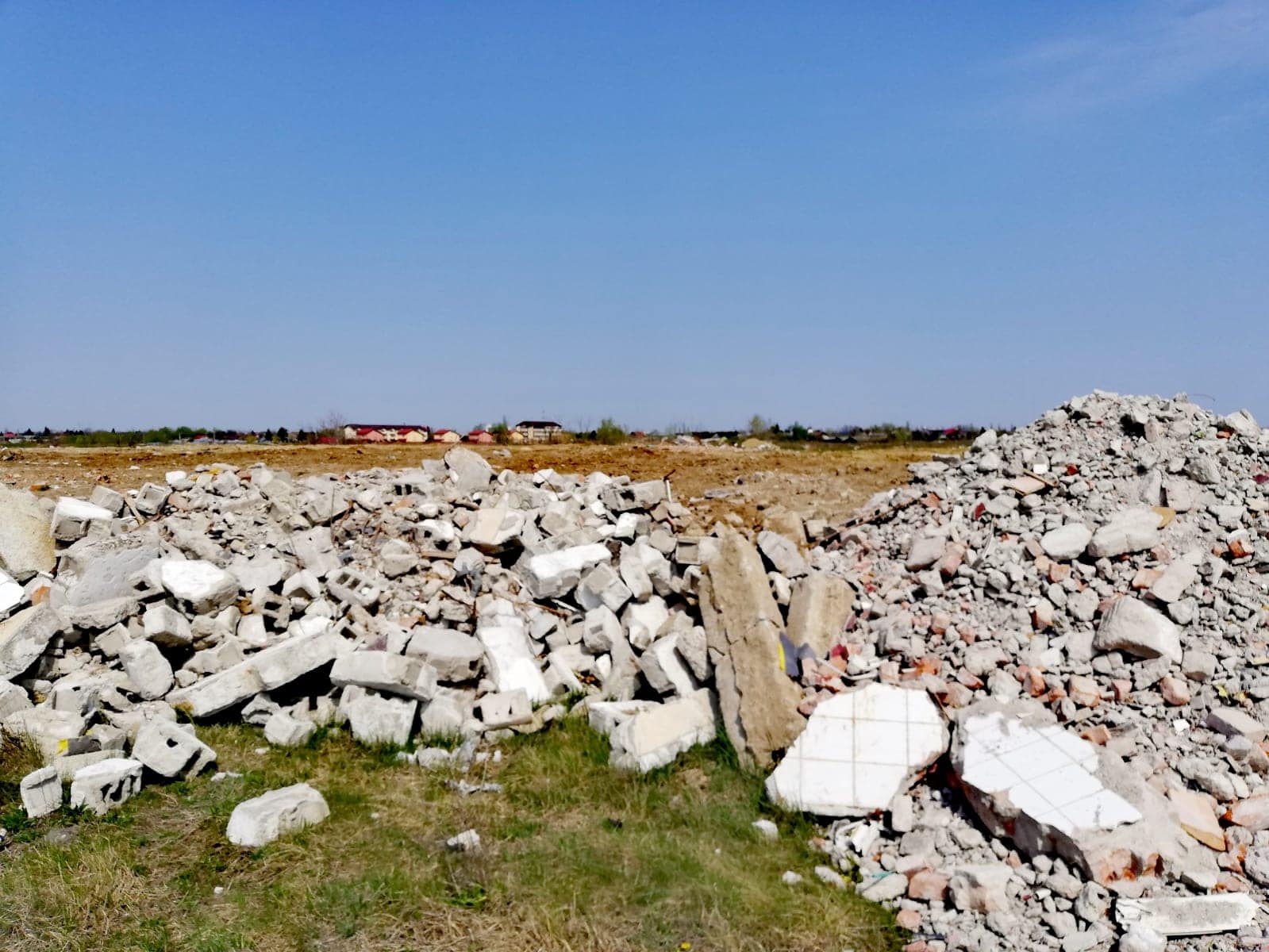 Deșeuri din construcții, depozitate ilegal în județul Arad: Primăria, amendată dacă nu curăță zona Primăria Șilindia din județul Arad riscă o amendă de până la 100.000 de lei după ce Garda de Mediu a descoperit sute de tone de deșeuri din construcții depozitate ilegal de-a lungul unui drum județean