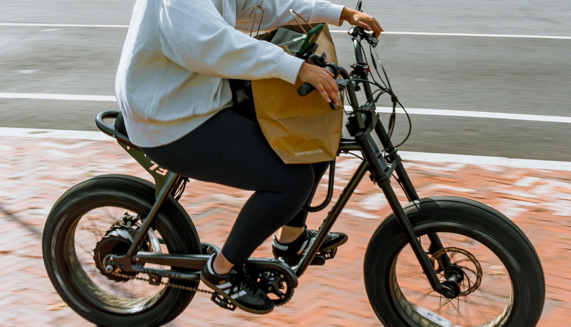 Accident grav cu o bicicletă electrică în SUA: O adolescentă a rănit o femeie Un accident petrecut în Minnesota, Statele Unite, în care o adolescentă aflată pe o bicicletă electrică a lovit o femeie, readuce în discuție siguranța vehiculelor electrice