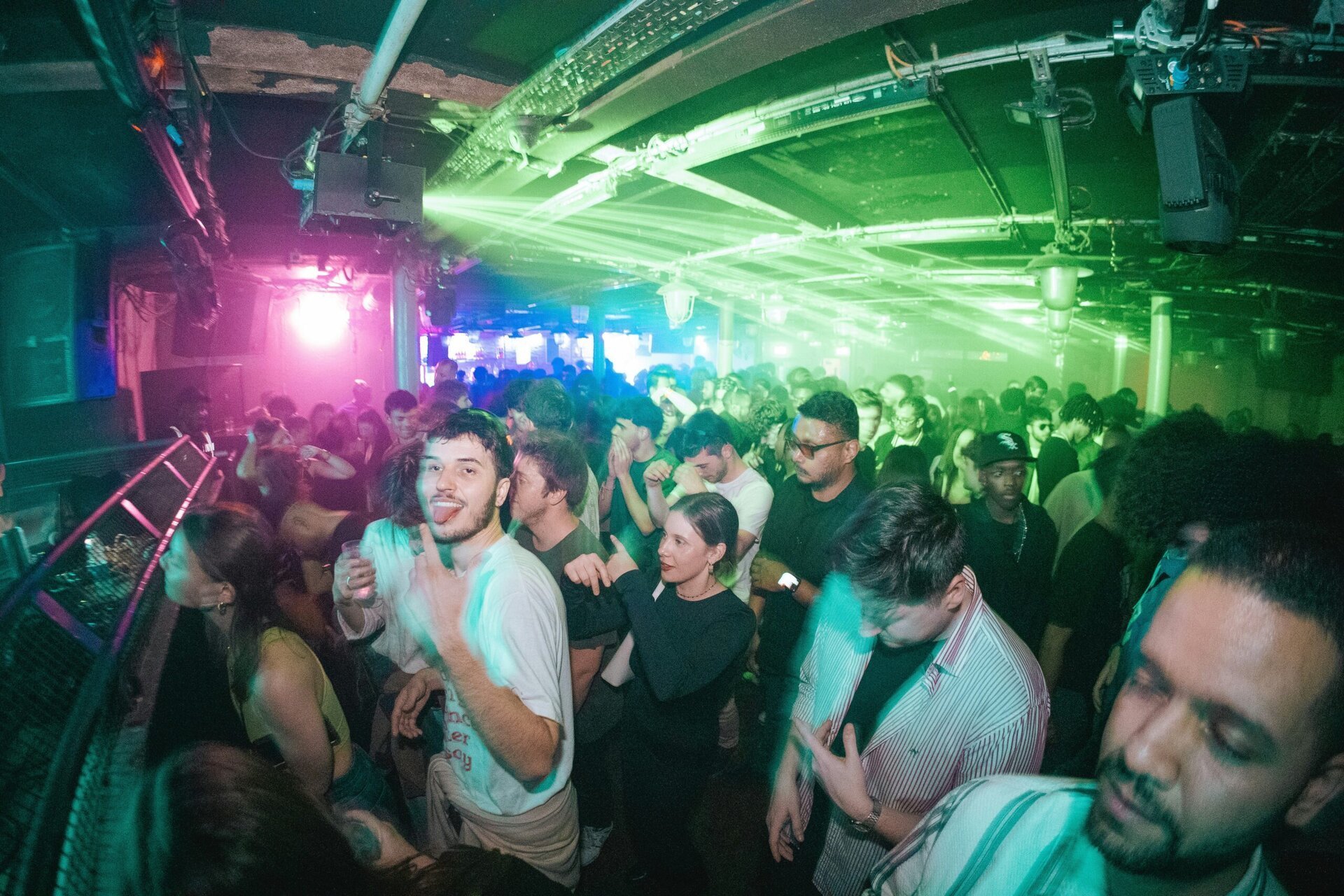 Tinerii din Generația Z, Tot Mai Atractați de Alcool și Droguri: Un Studiu Atrag Atenția Un studiu recent realizat de University College London (UCL) relevă o creștere alarmantă a consumului de alcool, droguri și a comportamentelor adictive în rândul tinerilor din generația Z