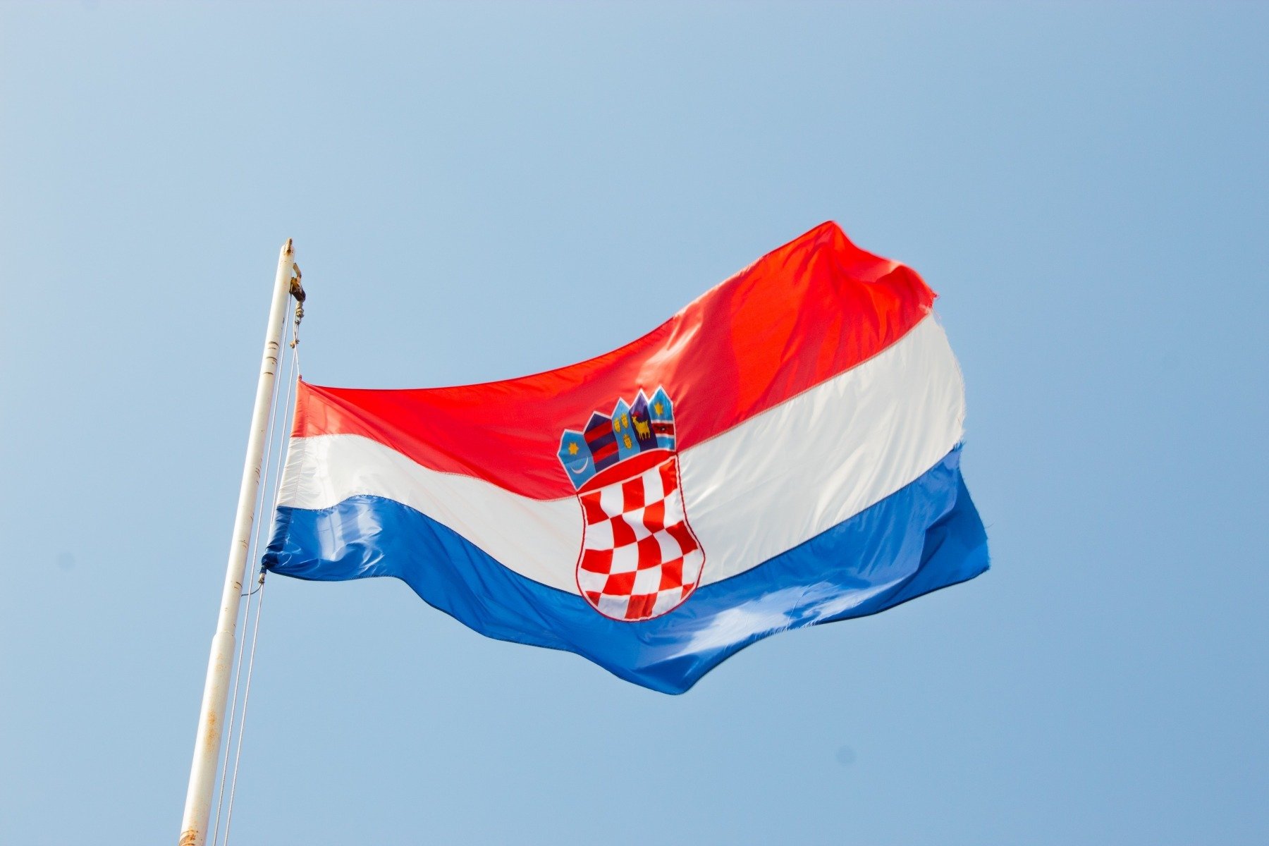 Croația reintroduce serviciul militar obligatoriu, pe fondul tensiunilor geopolitice Începând de luni, 800 de recruți croați vor demara un program de pregătire militară de bază, cu o durată de două luni, marcând reintroducerea serviciului militar obligatoriu după o pauză de 17 ani