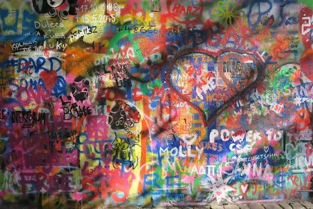 Primăria Capitalei caută soluții pentru arta stradală și combate vandalismul Primarul general al Capitalei, Ciprian Ciucu, face apel la artiștii de grafitti pentru a identifica spații urbane dedicate artei stradale
