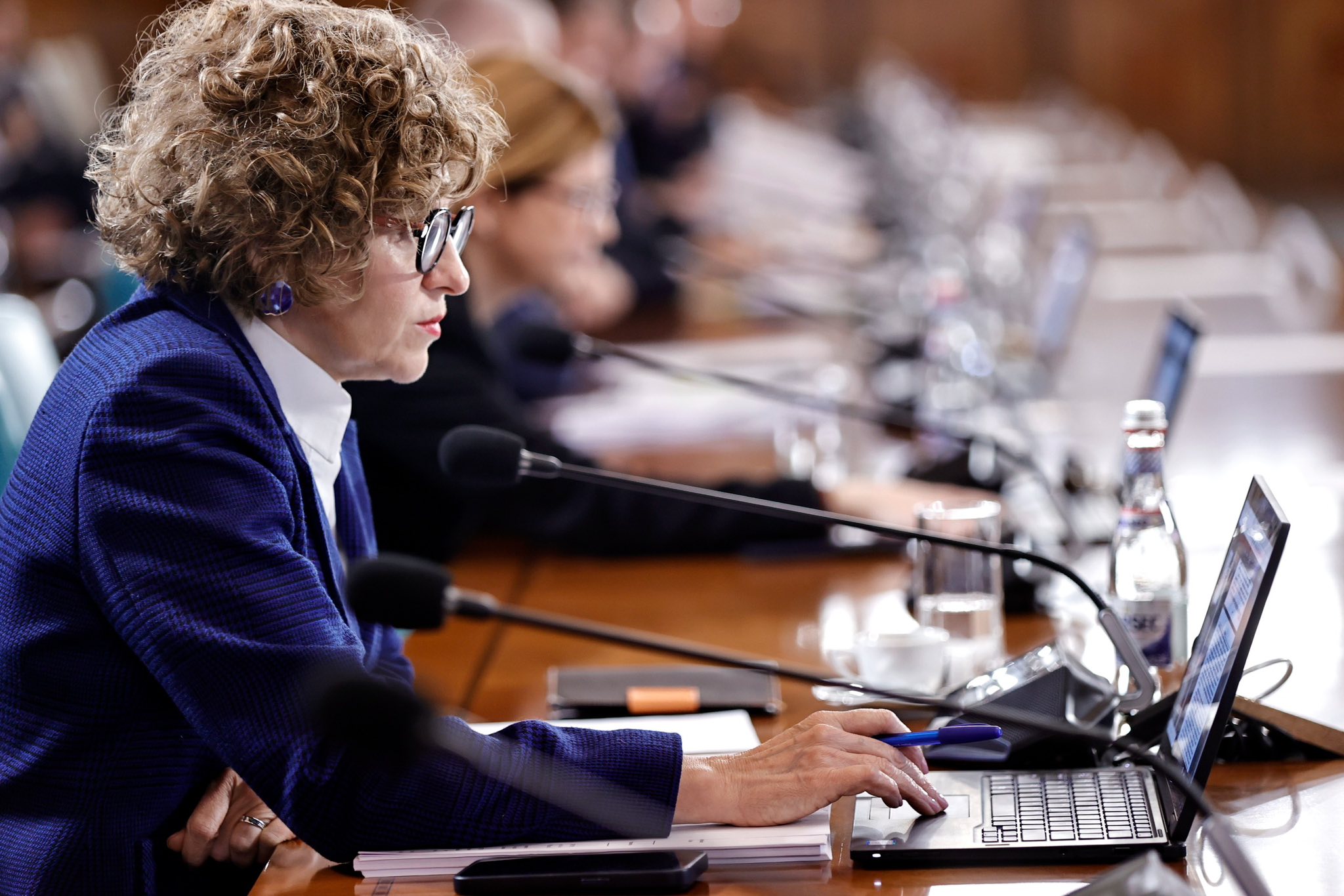 Funcționarii publici vor fi instruiți în utilizarea inteligenței artificiale Viceprim-ministrul Oana Gheorghiu a anunțat vineri un program național de instruire pentru funcționarii publici din România