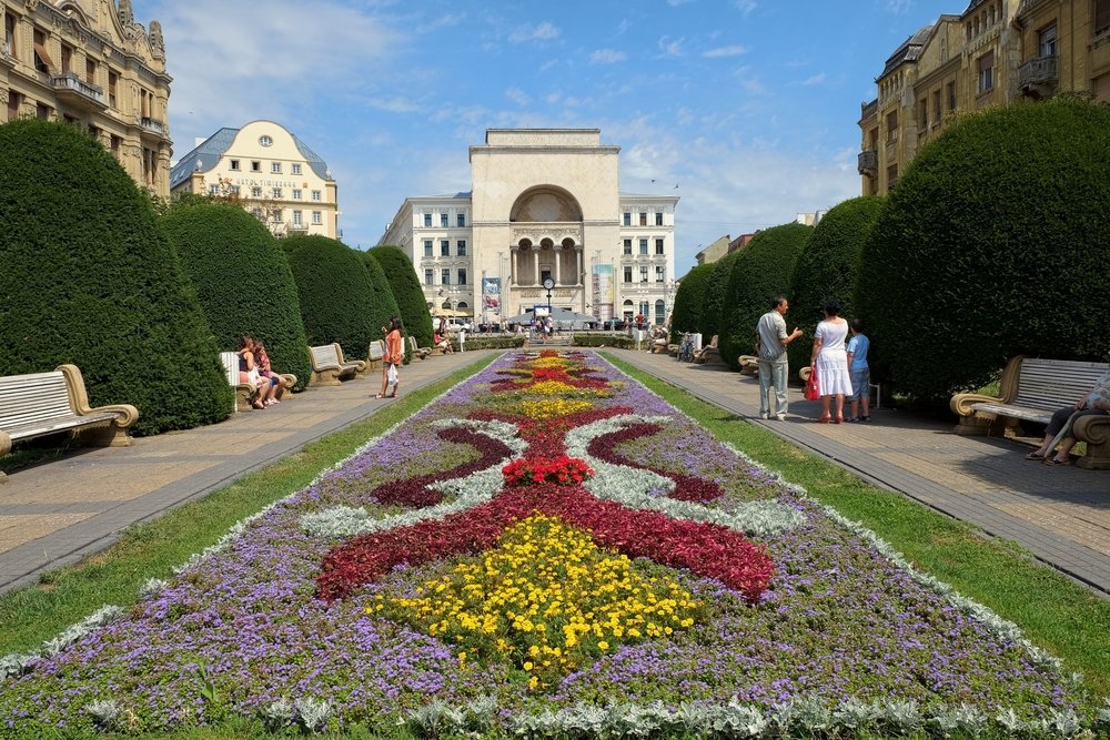 Fostul manager și director adjunct al Operei Române din Timișoara, condamnați pentru corupție Cristian Rudic, fostul manager al Operei Române din Timișoara, și Nova Bataniat, fostul director general adjunct, au primit condamnări cu suspendare în urma acordurilor de recunoaștere a vinovăției încheiate cu procurorii Direcției Naționale Anticorupție (DNA) Timișoara