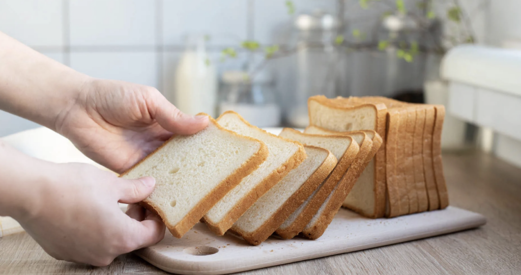 Pâinea feliată: Comoditate sau compromis pentru sănătate? Pâinea feliată, omniprezentă în supermarketuri, promite o soluție rapidă pentru mesele zilnice