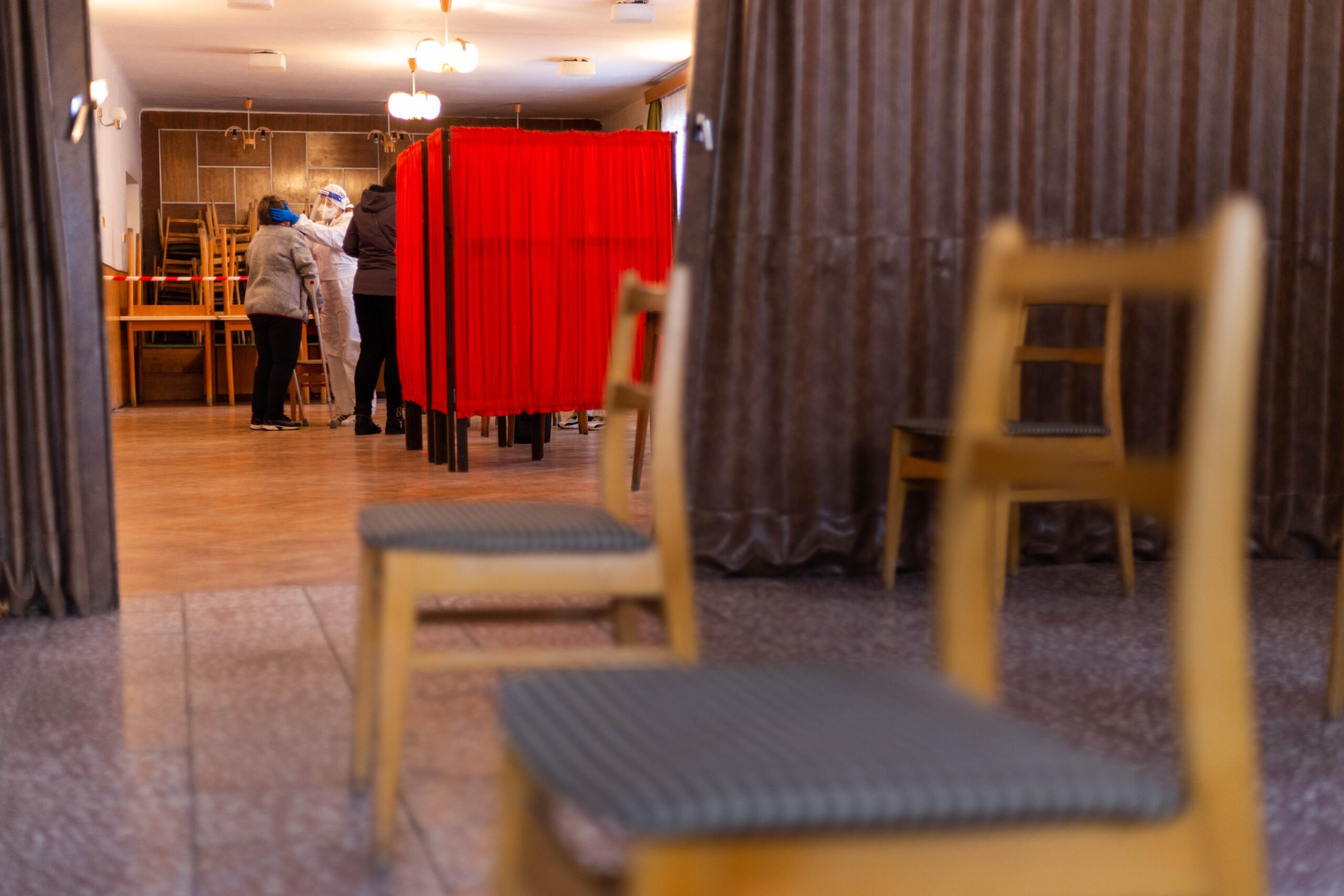 Scandalul mormintelor „eterne” din Grecia: Trupuri neputrezite după cinci ani, din cauza măsurilor anti-COVID Autoritățile din Kavala, un oraș din nordul Greciei, se confruntă cu o situație fără precedent: exhumarea a aproximativ 150 de cadavre îngropate în timpul pandemiei de COVID-19