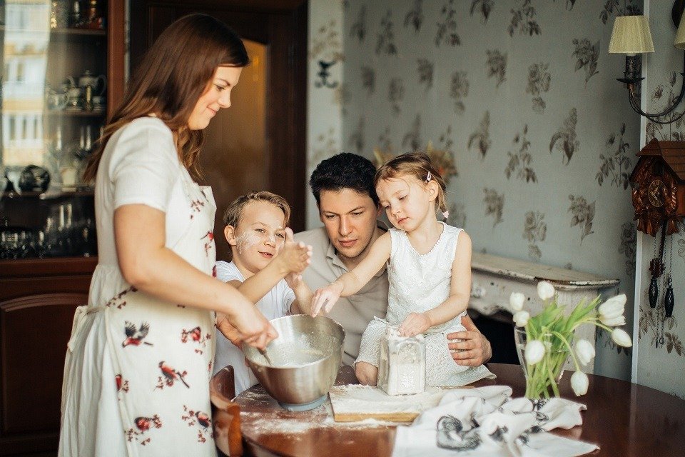 Întrebările cheie care cultivă inteligența emoțională la copii: un studiu detaliază metodele parentale eficiente Un studiu recent, realizat pe un eșantion de peste 200 de familii, a identificat o serie de întrebări pe care părinții le pot adresa copiilor pentru a le dezvolta inteligența emoțională