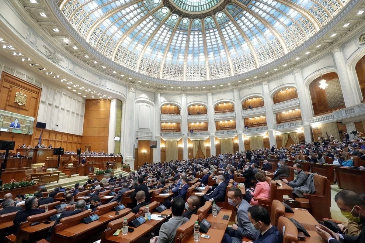 Parlamentul decide amplasarea de avioane americane și echipamente militare în România Plenul reunit al Parlamentului votează marți, începând cu ora 17:00, propunerea Consiliului Suprem de Apărare a Țării (CSAT) privind amplasarea pe teritoriul României de avioane americane de realimentare, echipamente de monitorizare și echipamente de comunicații satelitare