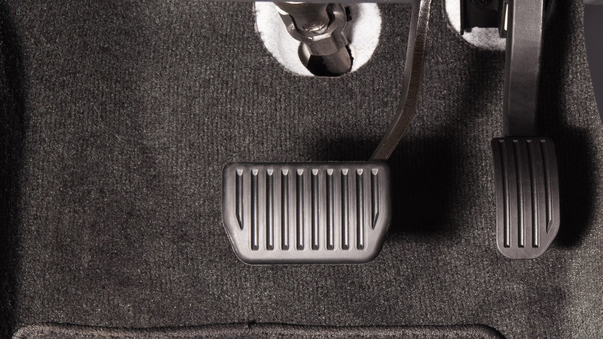 Cutia de viteze automată, sub lupa caniculei urbane: ce semnale de alarmă trebuie să luăm în serios Canicula și traficul aglomerat pot pune la grea încercare componentele mașinii, iar cutia de viteze automată este una dintre cele mai vulnerabile