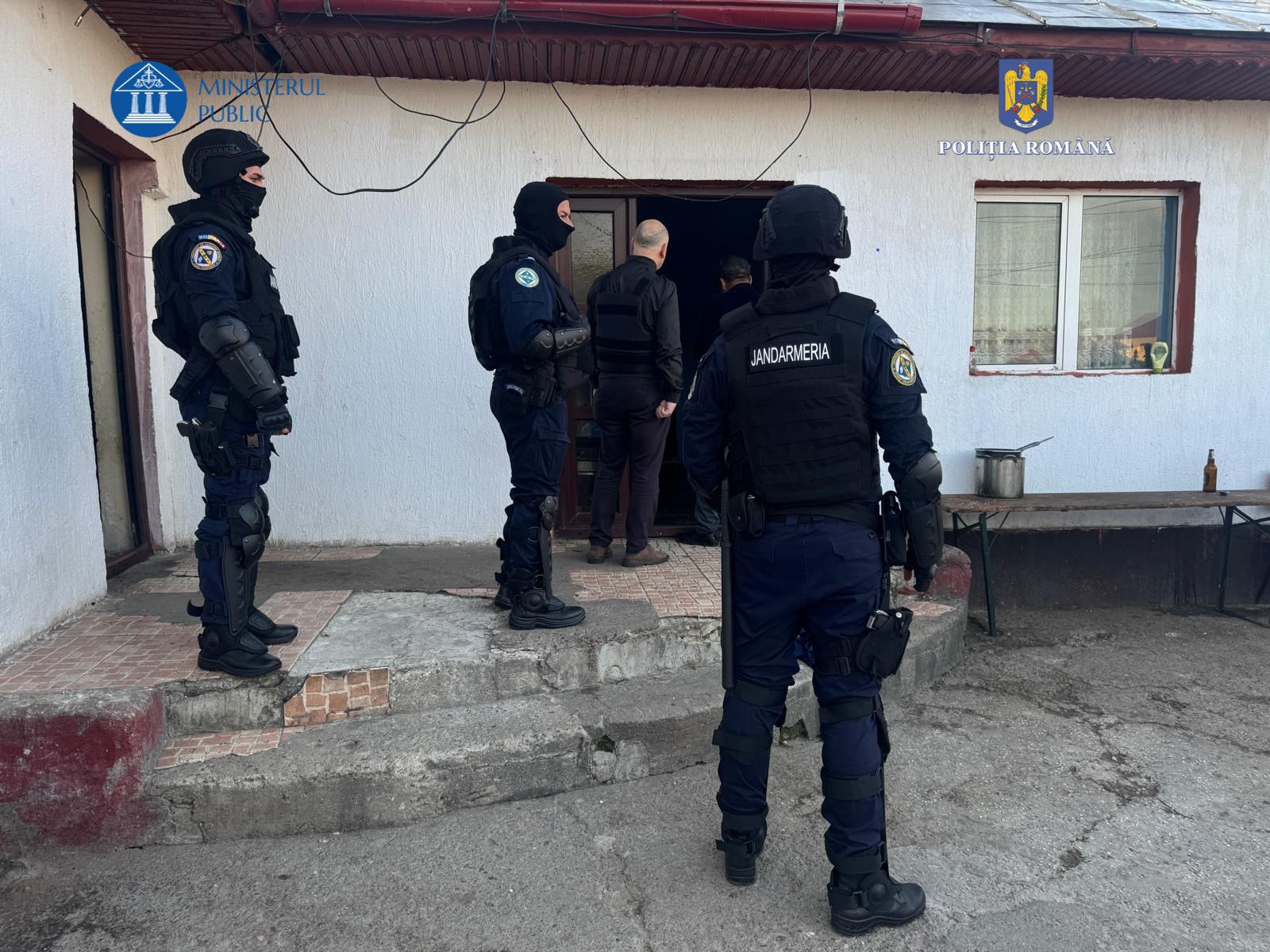 Sechestru de 47 de milioane de euro într-un dosar de fraudă cu deșeuri Procurorii Parchetului de pe lângă Tribunalul București au instituit sechestru pe bunuri în valoare de 236 de milioane de lei (aproximativ 47 de milioane de euro), în cadrul unei anchete ce vizează un amplu circuit fraudulos