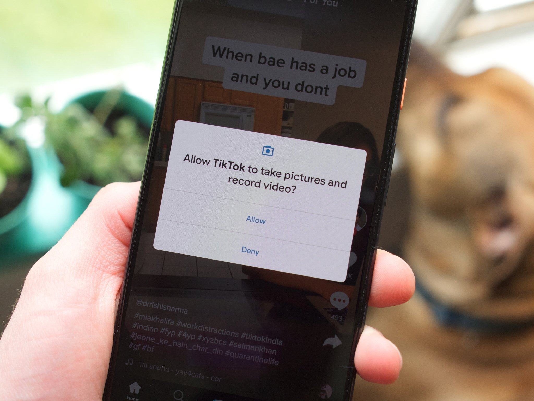 Cum verifici și protejezi datele personale pe telefonul Android Utilizatorii de telefoane Android sunt sfătuiți să verifice și să gestioneze cu atenție permisiunile aplicațiilor instalate, pentru a-și proteja datele personale