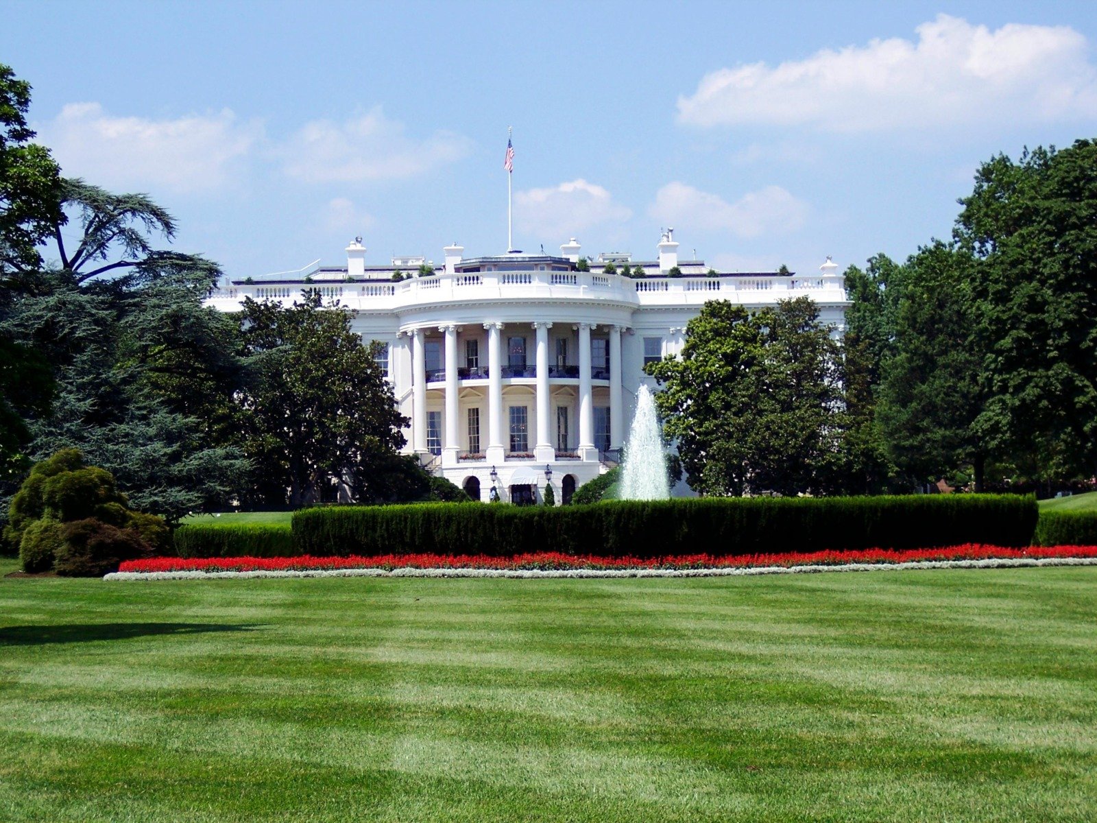Trump construiește un buncăr sub noua sală de bal de la Casa Albă Fostul președinte al Statelor Unite, Donald Trump, a anunțat că, sub sala de bal pe care o ridică la Casa Albă, armata americană construiește un „complex mare”, potrivit agenției France-Presse, citată de Agerpres