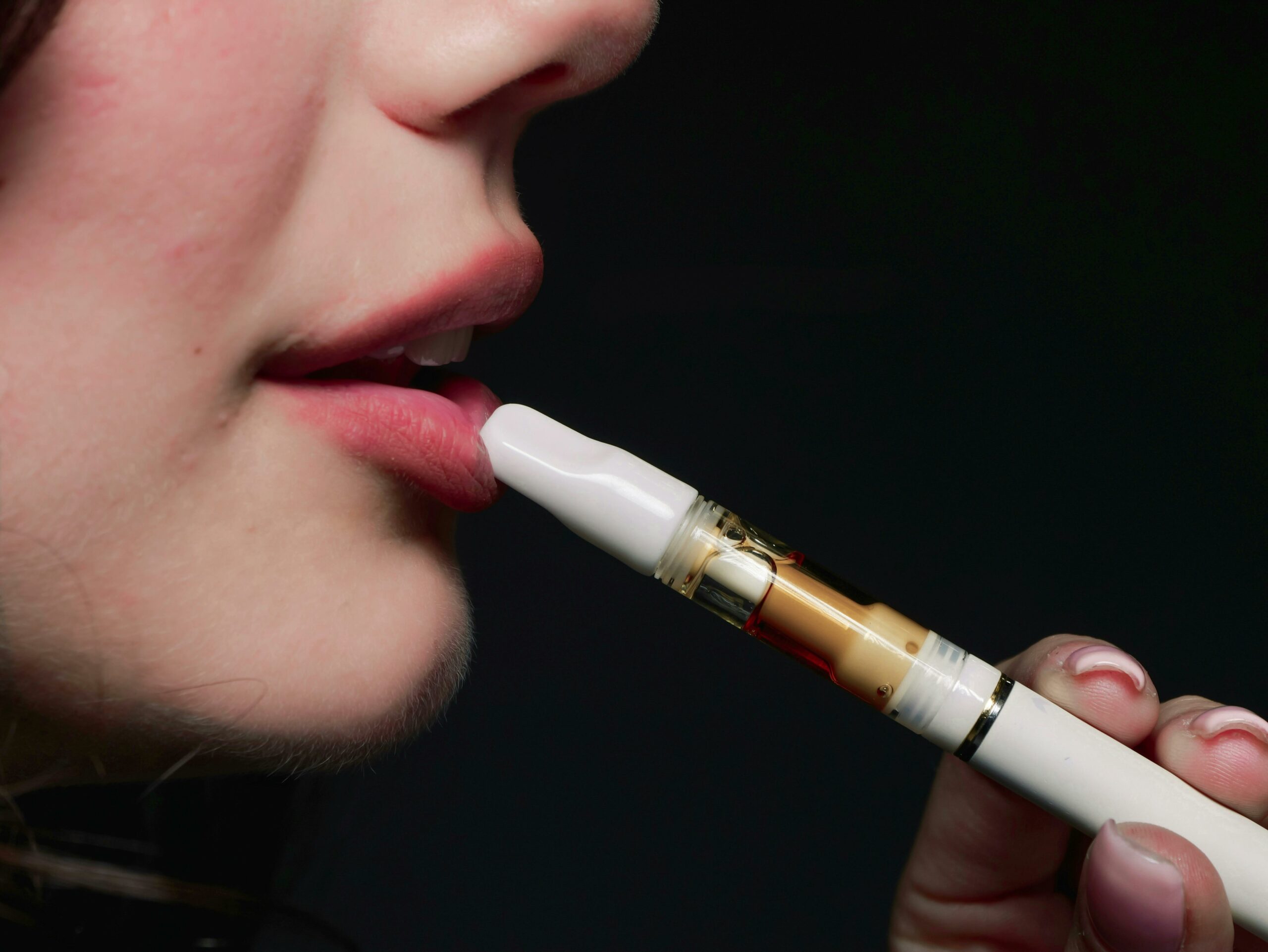 AIV acuză INSP de răspândirea unor informații false despre țigările electronice Asociația Industriei de Vaping (AIV) a reacționat cu îngrijorare la declarațiile unor reprezentanți ai Institutului Național de Sănătate Publică (INSP), pe care le consideră „lipsite de bază științifică” în ceea ce privește efectele țigărilor electronice și ale dispozitivelor cu tutun încălzit