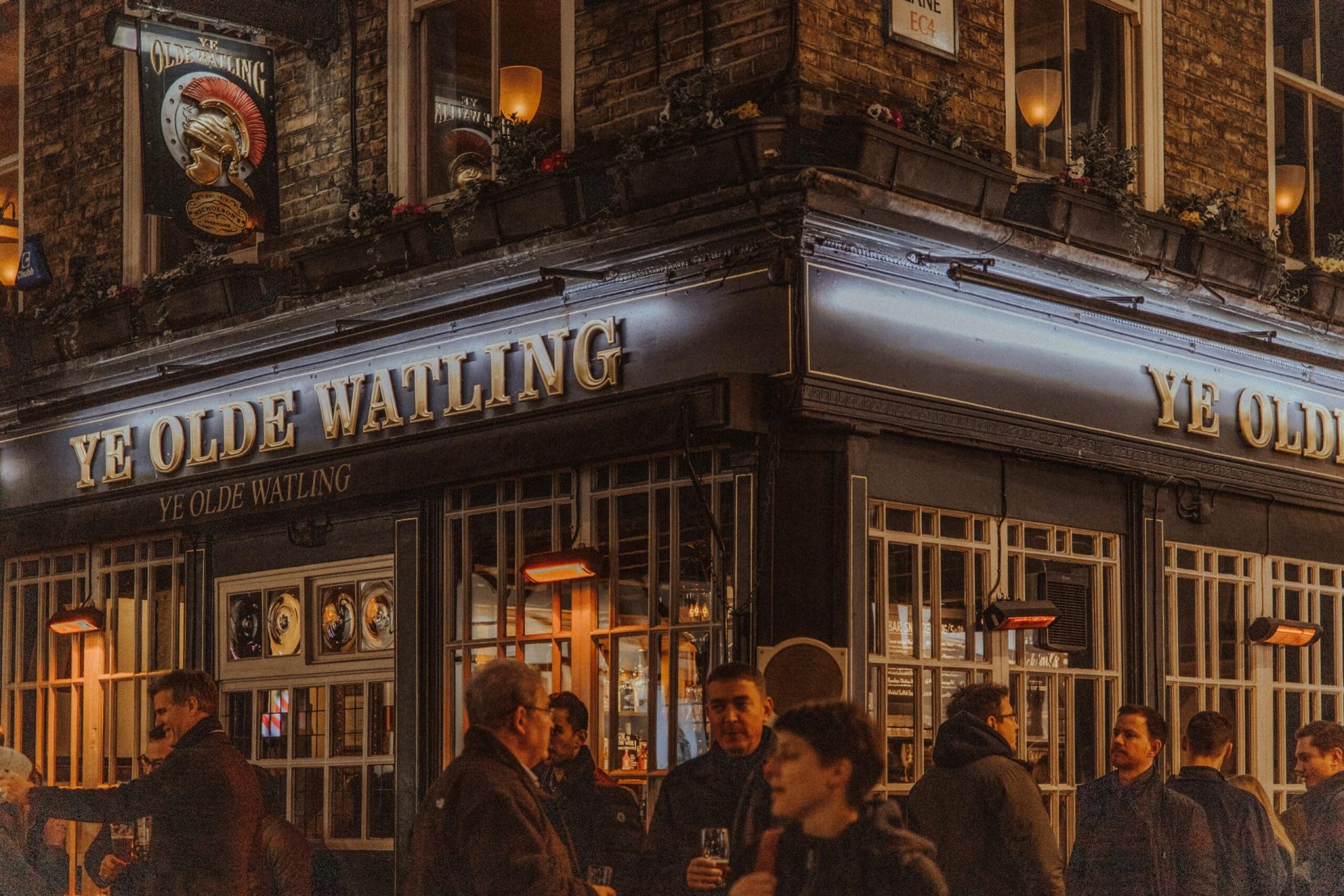 Dragostea la pub: Londra renunță la aplicațiile de dating În pub-urile din Londra, tinerii singuri redescoperă farmecul întâlnirilor clasice, dar cu o abordare modernă