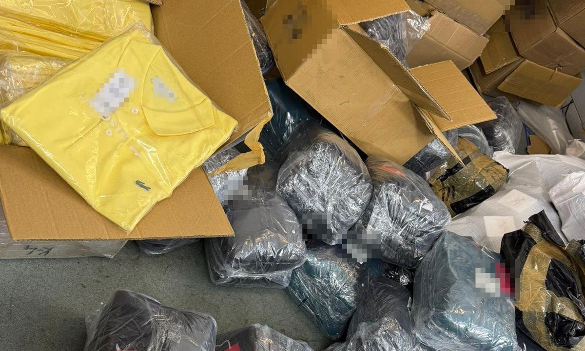 Giurgiu: O captură spectaculoasă de produse contrafăcute, cu o valoare de peste un milion de lei Polițiștii de frontieră din Giurgiu au efectuat o captură impresionantă de produse vestimentare și de parfumerie contrafăcute, în urma unui control efectuat asupra unui autocar care călătorea pe ruta Turcia-România