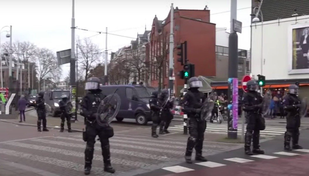 Atacuri Antisemitice Șochează Comunitatea Evreiască din Olanda: Școli și Sinagogi Vizate Amsterdamul și Rotterdamul sunt în stare de alertă după o serie de incidente violente, considerate de autorități ca fiind atacuri direcționate asupra comunității evreiești