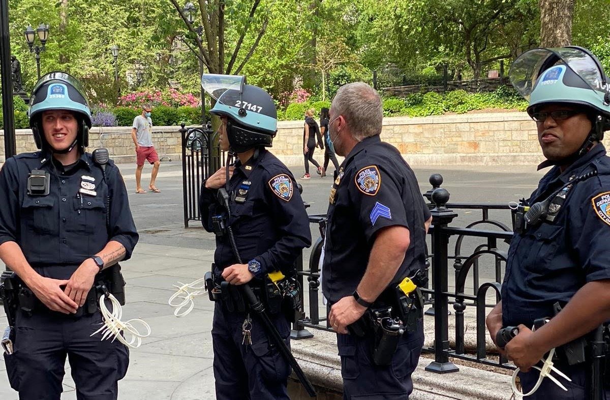 Atac armat într-o zonă aglomerată din Austin: Doi morți și 14 răniți Un atac armat a avut loc în noaptea de sâmbătă spre duminică pe celebra Sixth Street din Austin, Texas, o zonă cunoscută pentru viața de noapte vibrantă