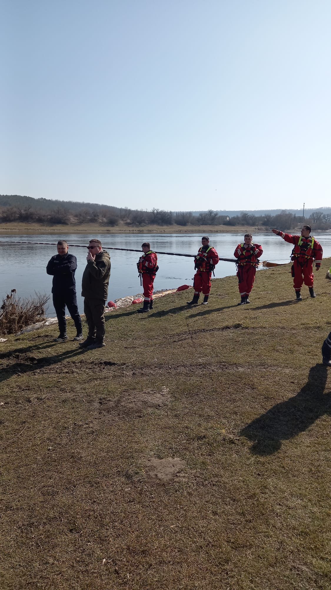 România trimite ajutor Republicii Moldova după poluarea gravă a Nistrului Republica Moldova primește ajutor de la România în urma poluării grave a râului Nistru, un eveniment care a generat o situație de urgență