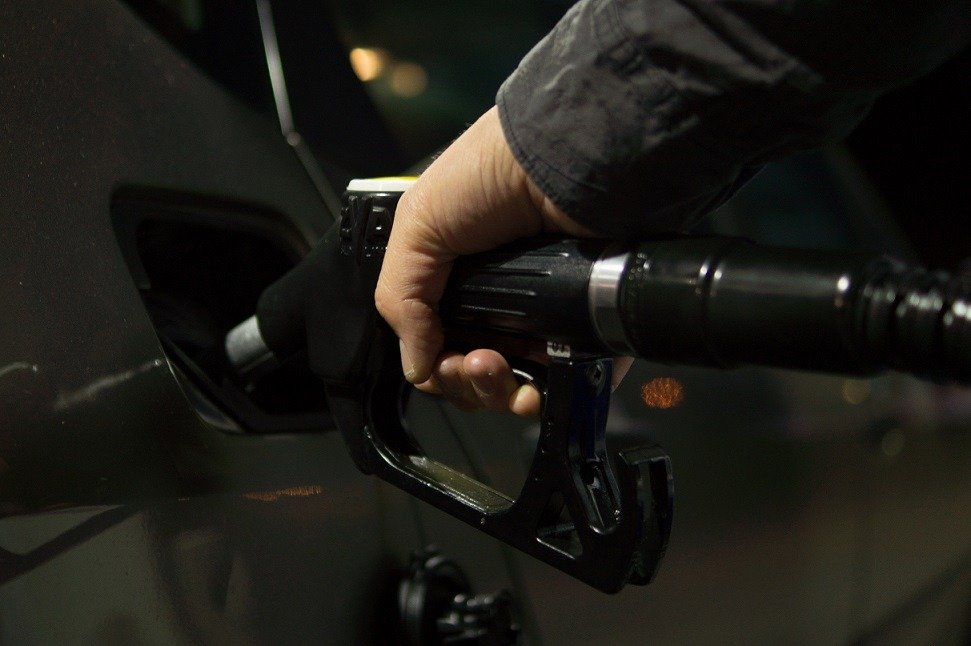 Creștere abruptă a prețurilor la carburanți, pe fondul tensiunilor din Orientul Mijlociu Prețurile combustibililor au crescut luni dimineață, la deschiderea piețelor, pe fondul escaladării conflictului din Iran