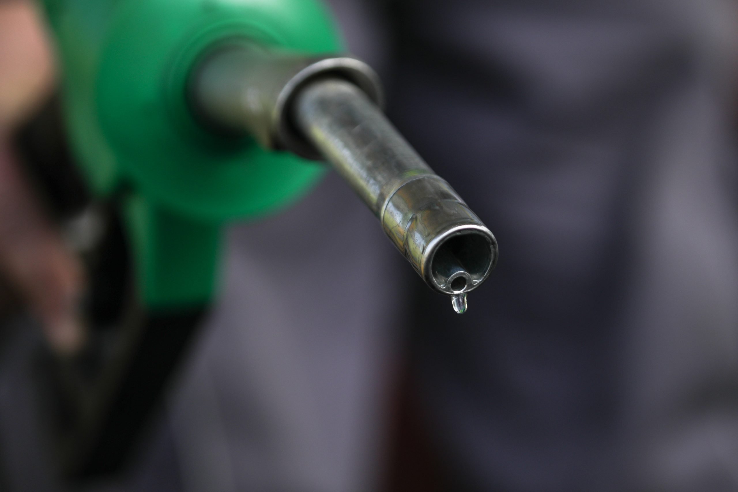Criza din Orientul Mijlociu împinge prețul petrolului peste 115 dolari pe baril, cu impact direct asupra prețurilor carburanților în România Conflictul din Orientul Mijlociu a generat o creștere semnificativă a prețului petrolului pe piețele internaționale, depășind pragul de 115 dolari pe baril