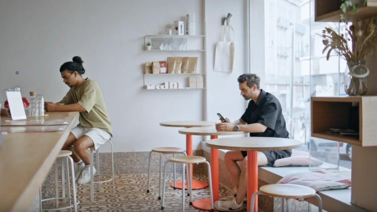 Preferințele pentru cafea reflectă ritmul zilei, nu genul sau etichetele În cafenelele de specialitate din România, alegerea cafelei a evoluat dincolo de simple preferințe personale, devenind o expresie a ritmului și a momentului