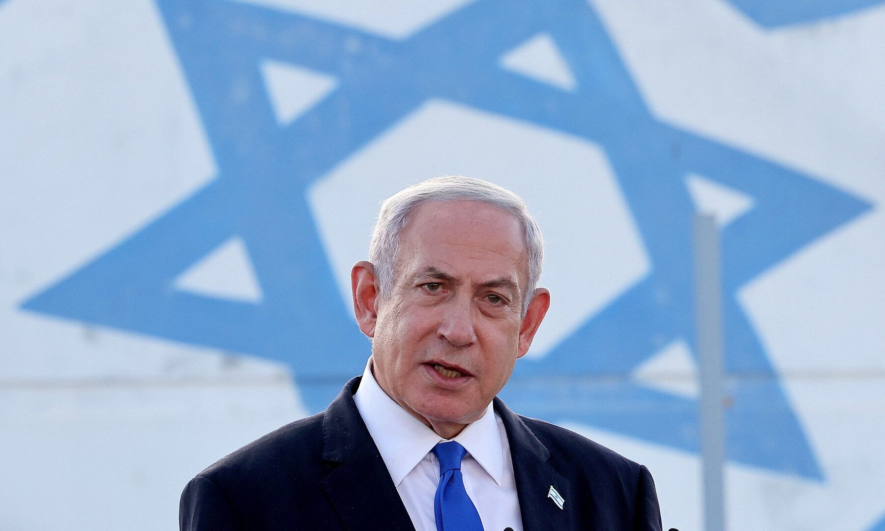 Netanyahu: Israelul „zdrobește” Iranul și avertizează Hezbollah Prim-ministrul israelian Benjamin Netanyahu a declarat recent că Israelul nu va oferi „nicio asigurare de viață” pentru liderul suprem al Iranului, Mojtaba Khamenei, sau pentru liderul Hezbollah, Naim Qassem