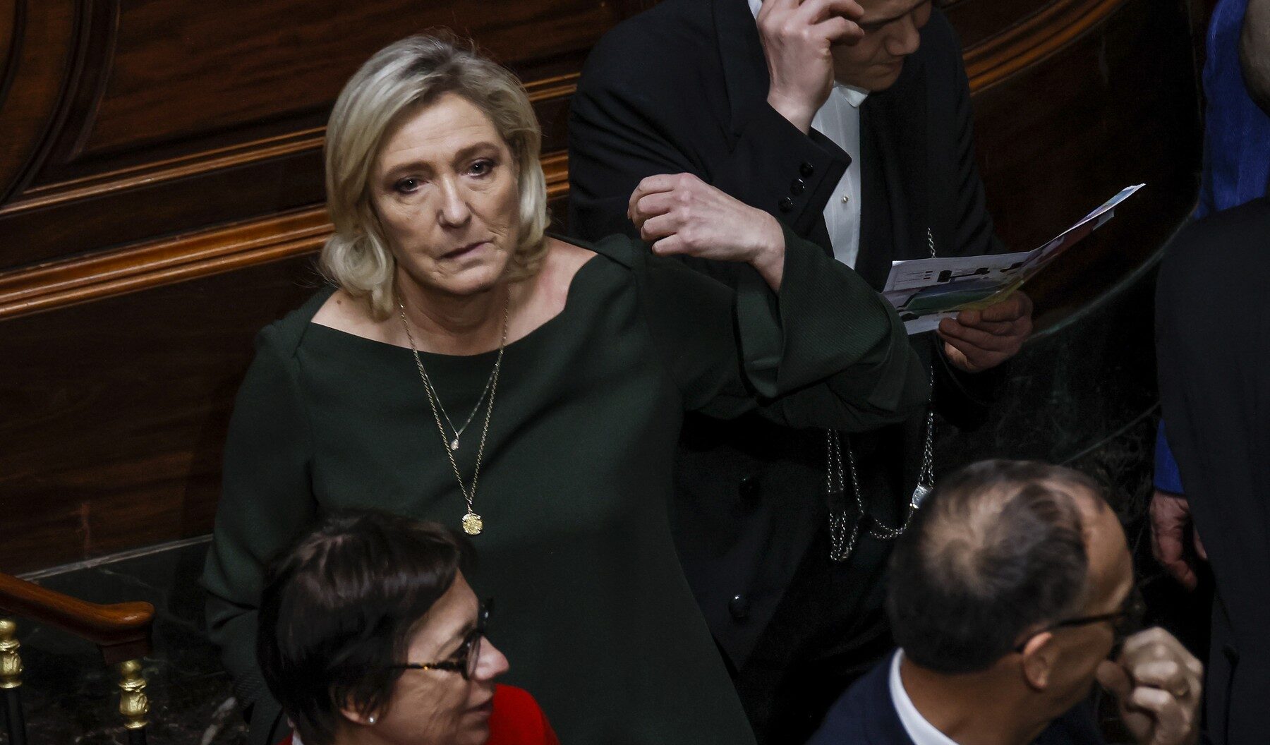 Marine Le Pen îl laudă pe Orbán pentru blocarea fondurilor UE pentru Ucraina Liderul extremei drepte franceze, Marine Le Pen, aflată într-o vizită la Budapesta, l-a lăudat pe premierul ungar Viktor Orbán pentru decizia de a bloca un împrumut de 90 de miliarde de euro din partea Uniunii Europene, destinat Ucrainei