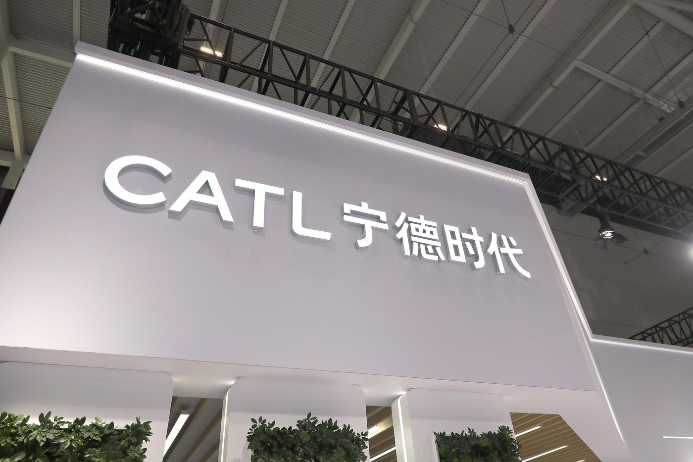 Producătorii chinezi de baterii, pe val după conflictul din Orientul Mijlociu Acțiunile celor mai mari companii chineze producătoare de baterii au crescut spectaculos de la izbucnirea conflictului din Orientul Mijlociu, adăugând peste 70 de miliarde de dolari la capitalizarea lor de piață