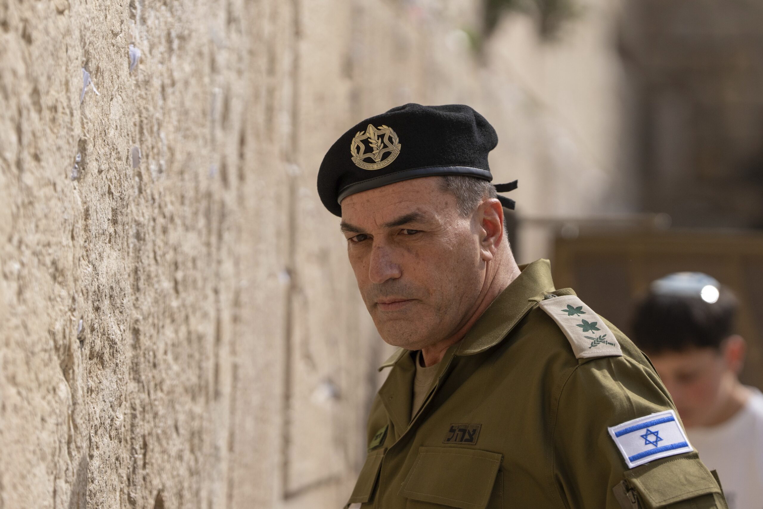 Ordinul de atac venit în timpul cinei de sâmbătă Generalul-locotenent Eyal Zamir, șeful Statului Major al armatei israeliene, a dat ordinul de a ataca Iranul