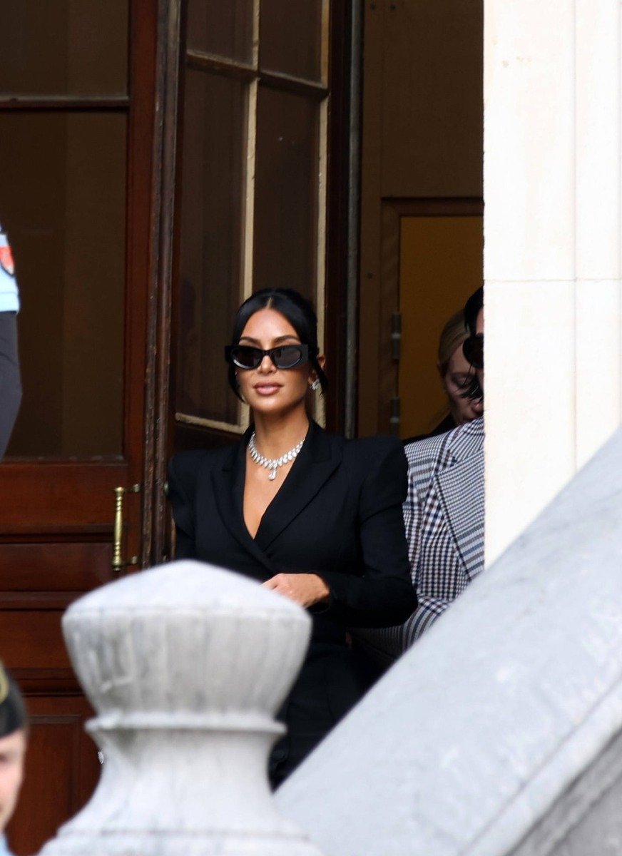 Kim Kardashian vinde haine pentru justiție, inspirată de serialul ”All’s Fair”