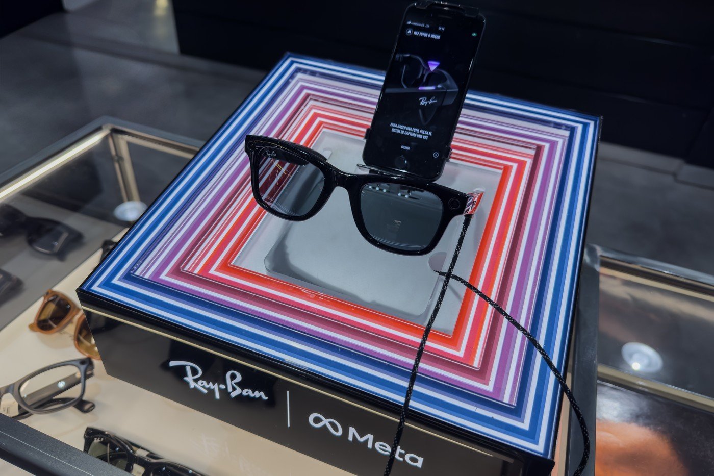 Ochelarii inteligenți Ray-Ban AI, criticați pentru încălcarea vieții private și exploatarea muncii Popularitatea rapidă a ochelarilor Ray-Ban AI, produși de Meta, a generat controverse legate de confidențialitate și aspecte etice, odată cu vânzările de șapte milioane de perechi în 2025
