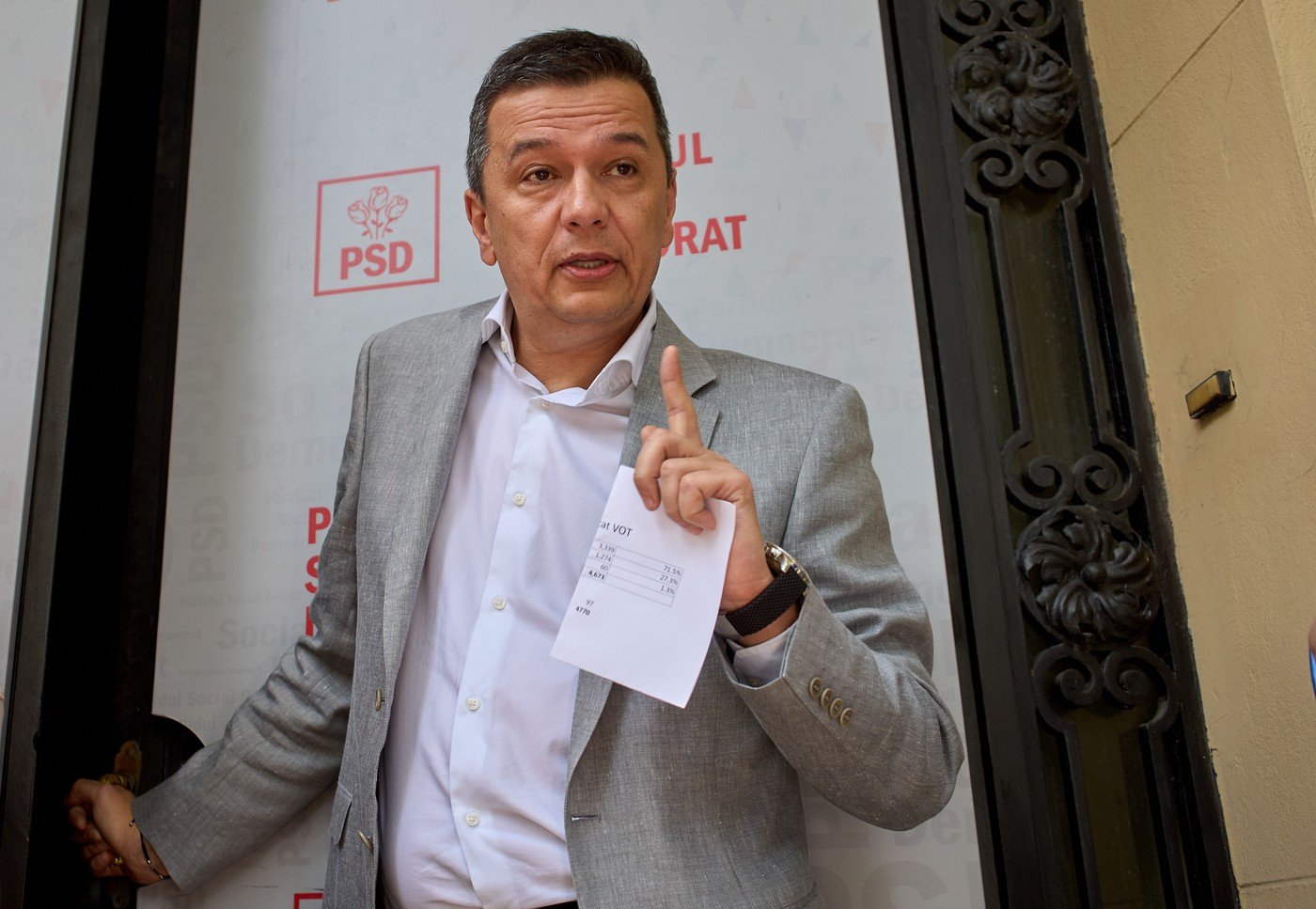 Grindeanu susține respectarea drepturilor cuplurilor LGBT și promite aplicarea deciziei CEDO dacă devine premier Președintele PSD, Sorin Grindeanu, a declarat într-un interviu că susține recunoașterea și protejarea drepturilor cuplurilor formate din persoane de același sex, subliniind că acestea „trebuie să aibă drepturi, așa cum au și ceilalți”