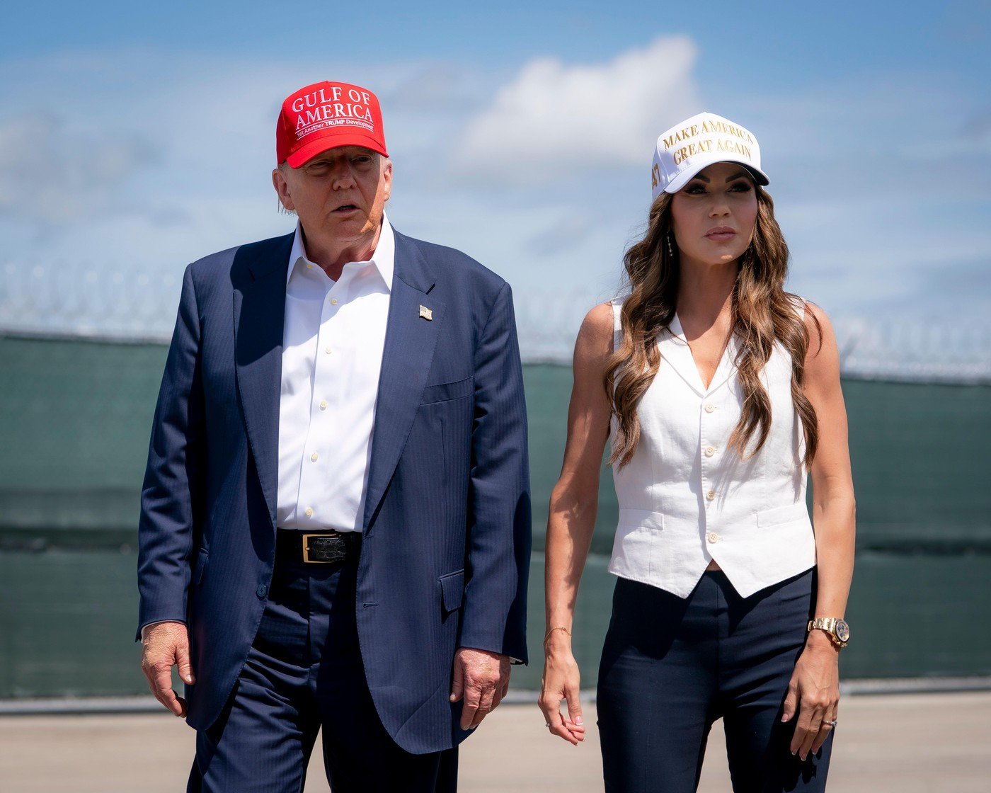 Schimbare importantă în administrația Trump: Kristi Noem părăsește Departamentul pentru Securitate Internă Kristi Noem, un personaj-cheie din administrația Trump și un susținător fervent al politicilor MAGA, va părăsi funcția din cadrul Departamentului pentru Securitate Internă al SUA