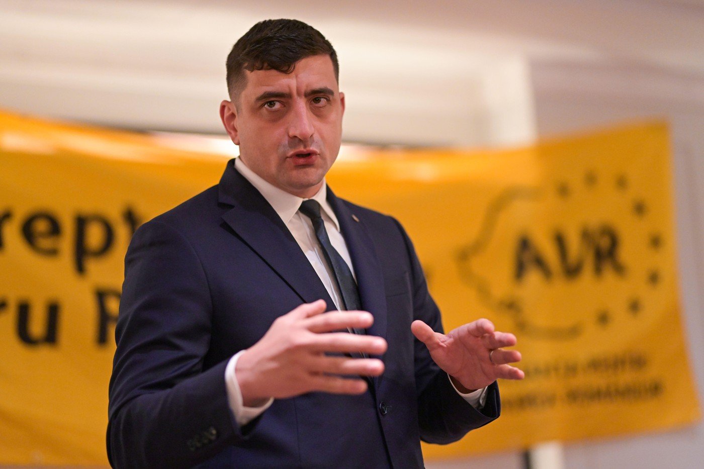AUR rămâne favoritul în intențiile de vot, dar înregistrează o ușoară scădere Alianța pentru Unirea Românilor (AUR), condusă de George Simion, se menține pe primul loc în preferințele electoratului român, conform unui sondaj realizat de INSCOP Research