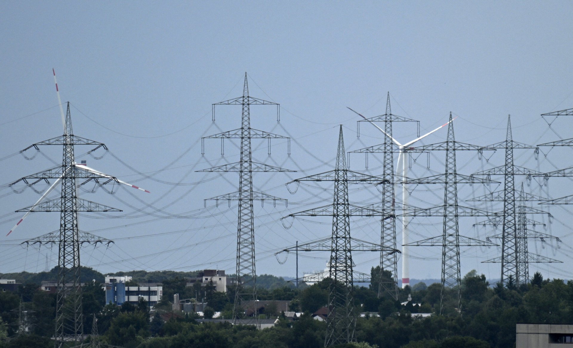 UE caută soluții urgente pentru reducerea prețurilor la energie Uniunea Europeană se pregătește să discute măsuri pe termen scurt pentru a reduce prețurile la energie, în condițiile în care tranziția către surse regenerabile de energie ar putea să nu aibă un efect imediat asupra costurilor