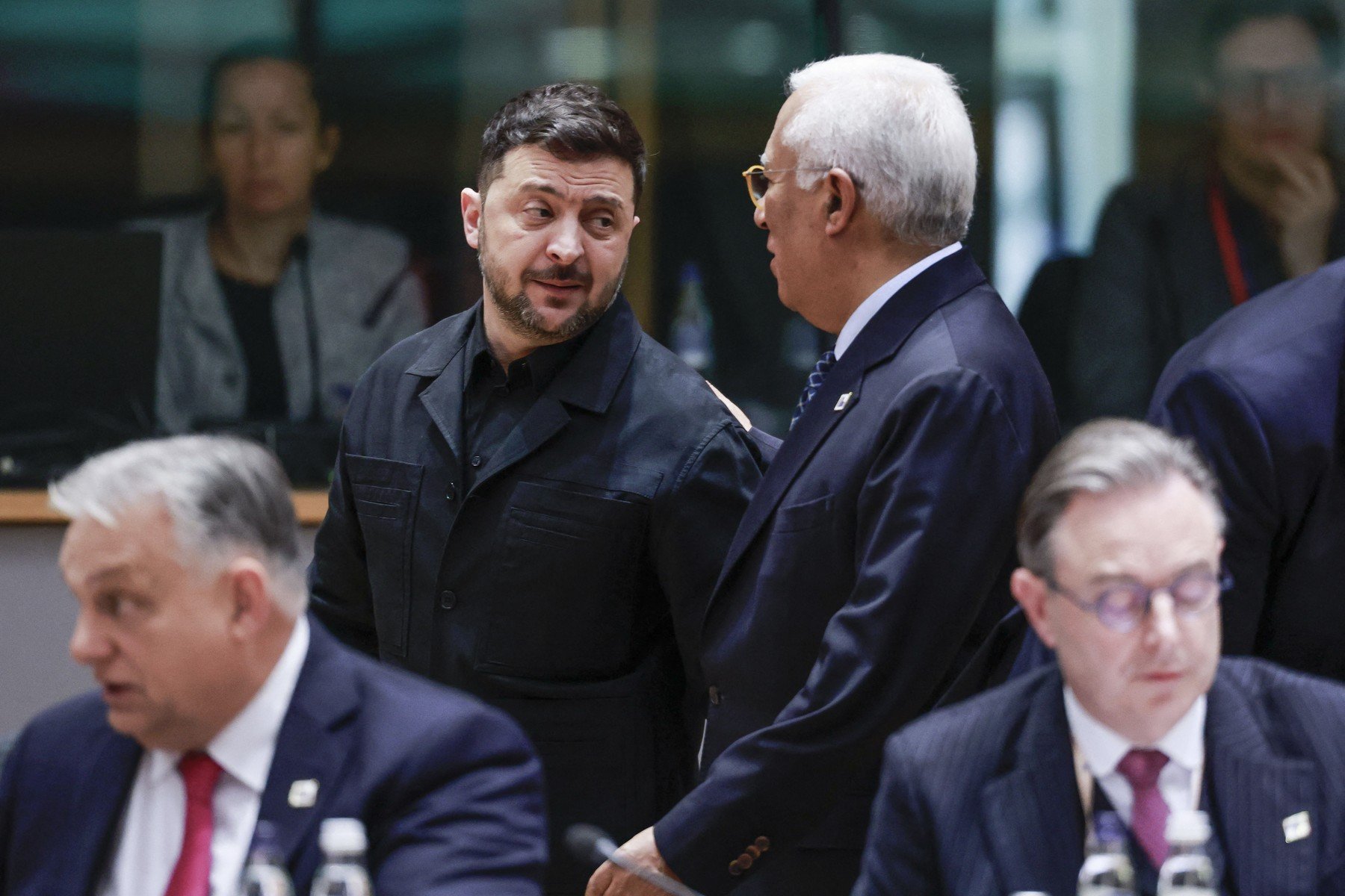 Tensiuni escaldate între Kiev și Budapesta: Bruxelles condamnă limbajul președintelui Zelenski Comisia Europeană a criticat dur declarațiile președintelui ucrainean Volodimir Zelenski, considerate amenințătoare la adresa premierului ungar Viktor Orbán