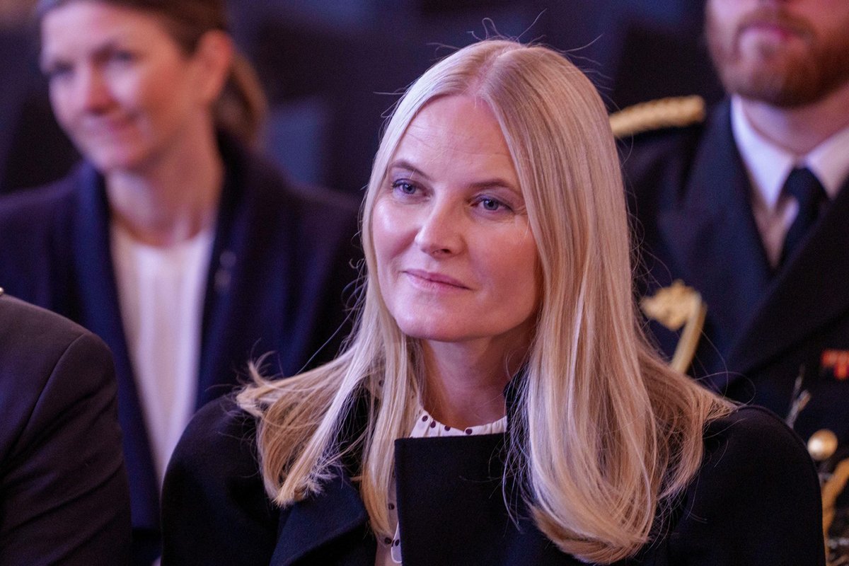 Prințesa Mette-Marit regretă relația cu Jeffrey Epstein: Un scandal zguduie familia regală norvegiană Prințesa moștenitoare a Norvegiei, Mette-Marit, a făcut o declarație publică în care și-a exprimat regretul pentru prietenia cu regretatul Jeffrey Epstein