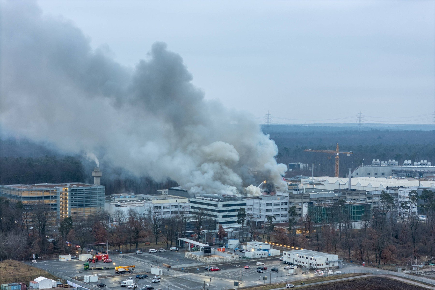 Incendiu major la un centru de cercetare german de importanță globală Un incendiu de amploare a izbucnit joi dimineață la Centrul Helmholtz GSI din Darmstadt, Germania, un complex de cercetare renumit pentru găzduirea unui accelerator de particule unic în lume